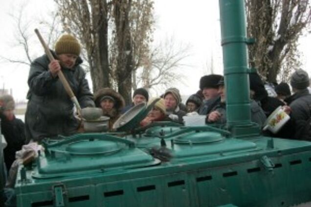 На Луганщине люди часами стоят в голодных очередях за бесплатным питанием: фотофакт