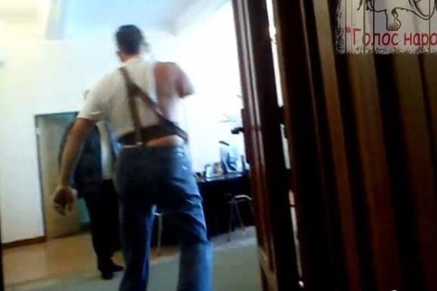 Ветеран АТО пригрозил выбросить мэра Северодонецка из окна за отсутствие флага Украины перед горисполкомом: видео