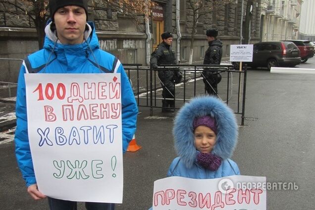 Дети пикетировали администрацию Порошенко, чтобы им вернули из плена отца