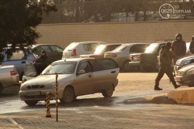 Неизвестные в камуфляже вошли в администрацию порта Мариуполя: опубликованы фото