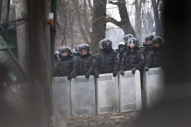 На Грушевского протестующие установили проекторы и показывают силовикам новости