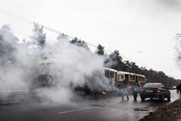 В Киеве, на Воскресенке, загорелся трамвай с пассажирами