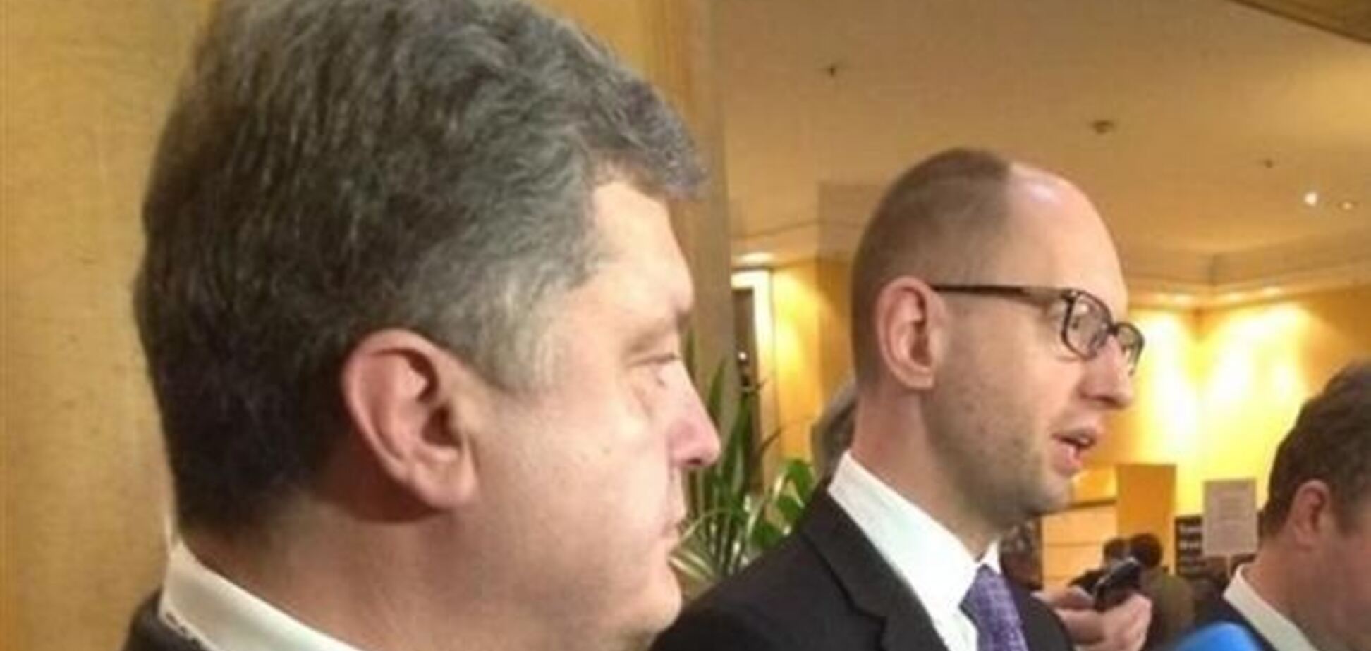 СМИ припомнили Яценюку и Порошенко критику Конституции 2004 г., к которой они хотят вернуться