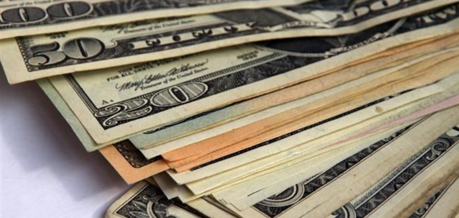 Доллар на межбанке упал ниже официального курса НБУ