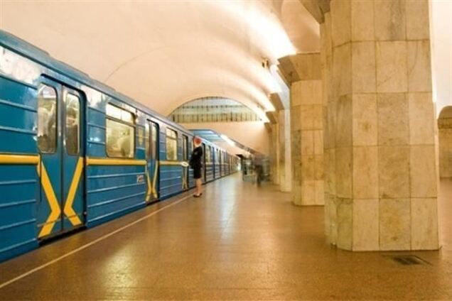 На станции 'Крещатик' была толкучка из-за поломанного поезда