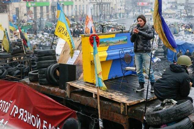 Руслана сыграла на пианино посреди баррикад на Грушевского