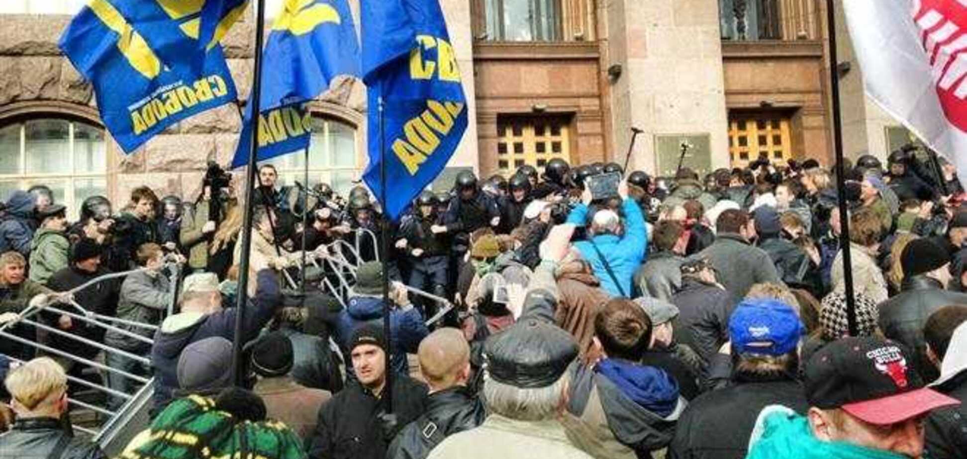  Бойцы из Киевсовета оборудуют в здании спортзал