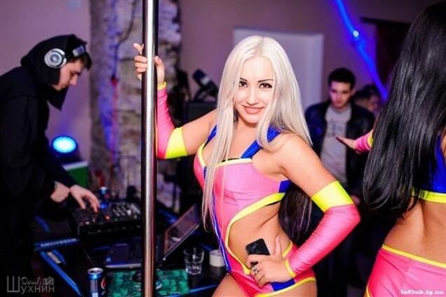 Скандал на луганском антимайдане: ведущая оказалась Pj-танцовщицей