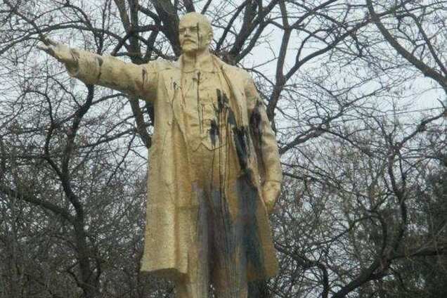 В Борисполе памятник Ленину облили краской