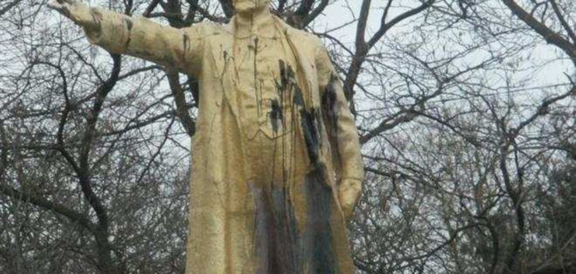 У Борисполі пам'ятник Леніну облили фарбою