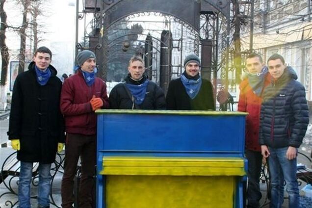 В Житомире в центре города установили майдановское пианино