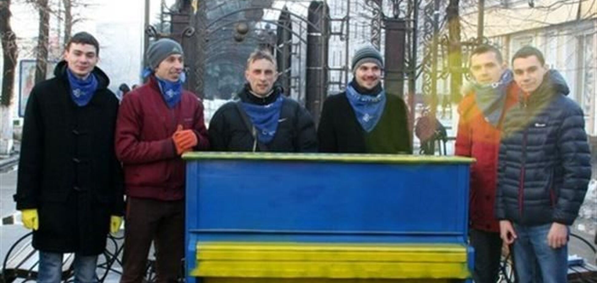 В Житомире в центре города установили майдановское пианино