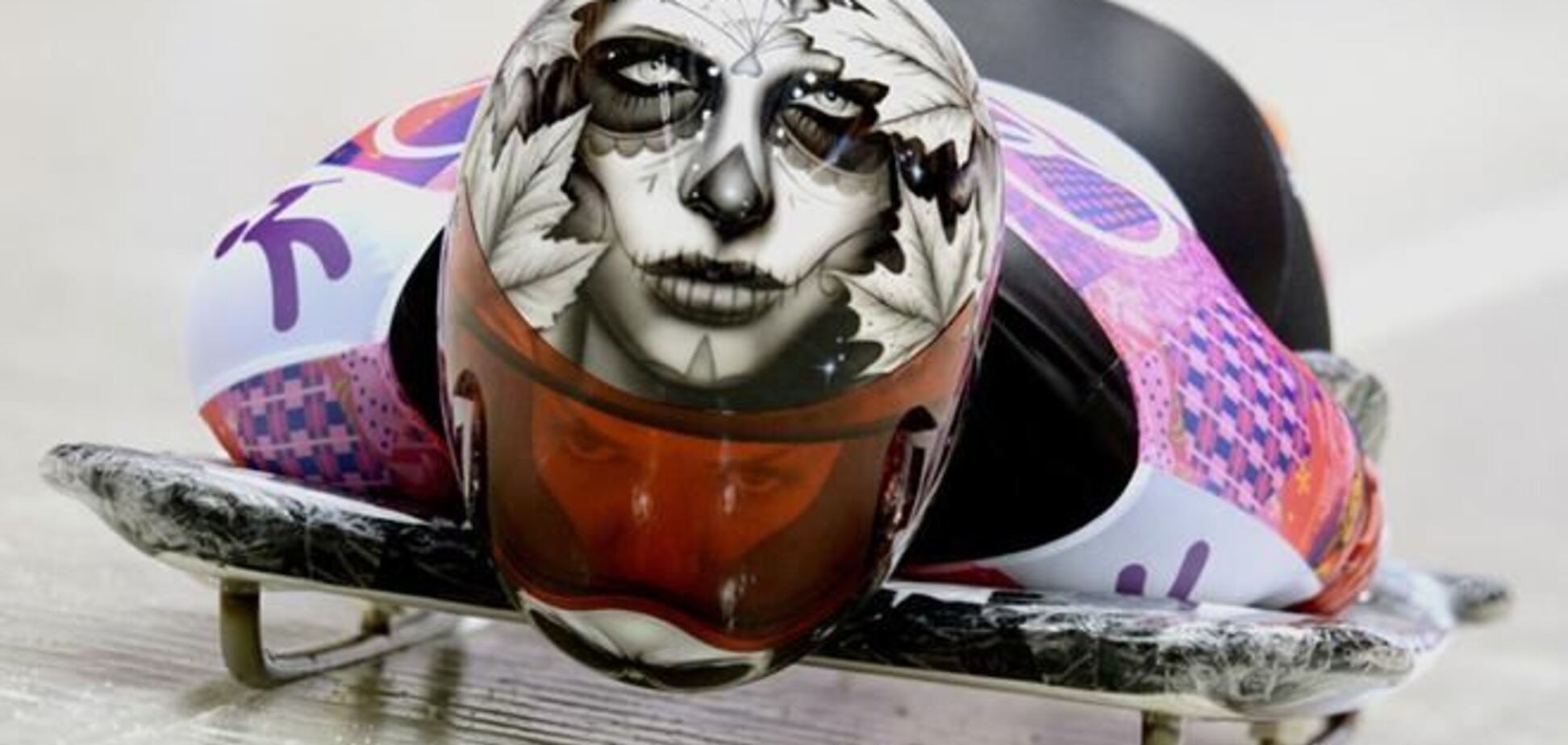 Скелет и светящийся мозг. 10 самых необычных шлемов скелетонистов Олимпиады