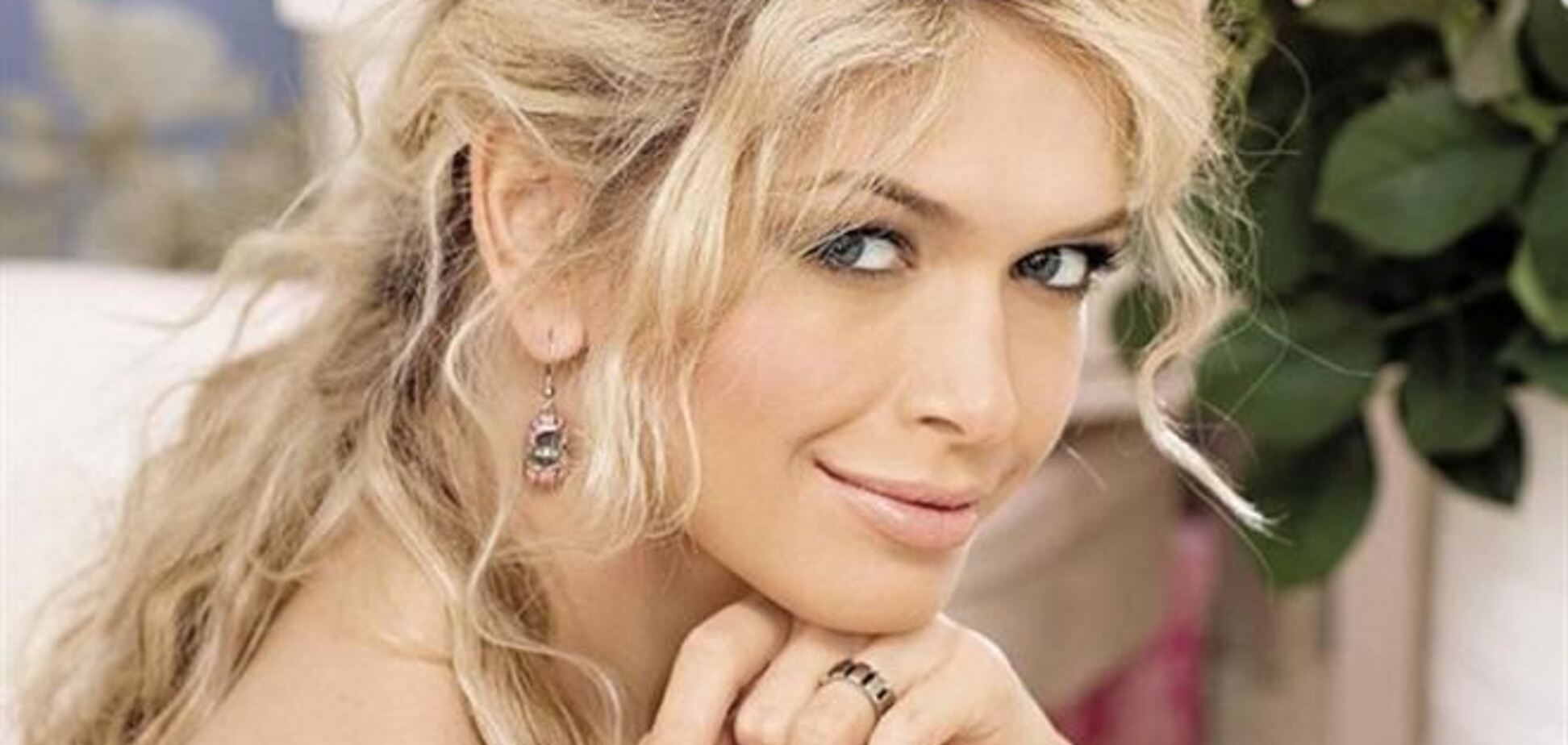 У новому кліпі Брежнєва зніметься в ліфчику