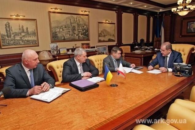 У Могилева скрыли марку часов крымских чиновников с помощью фотошопа