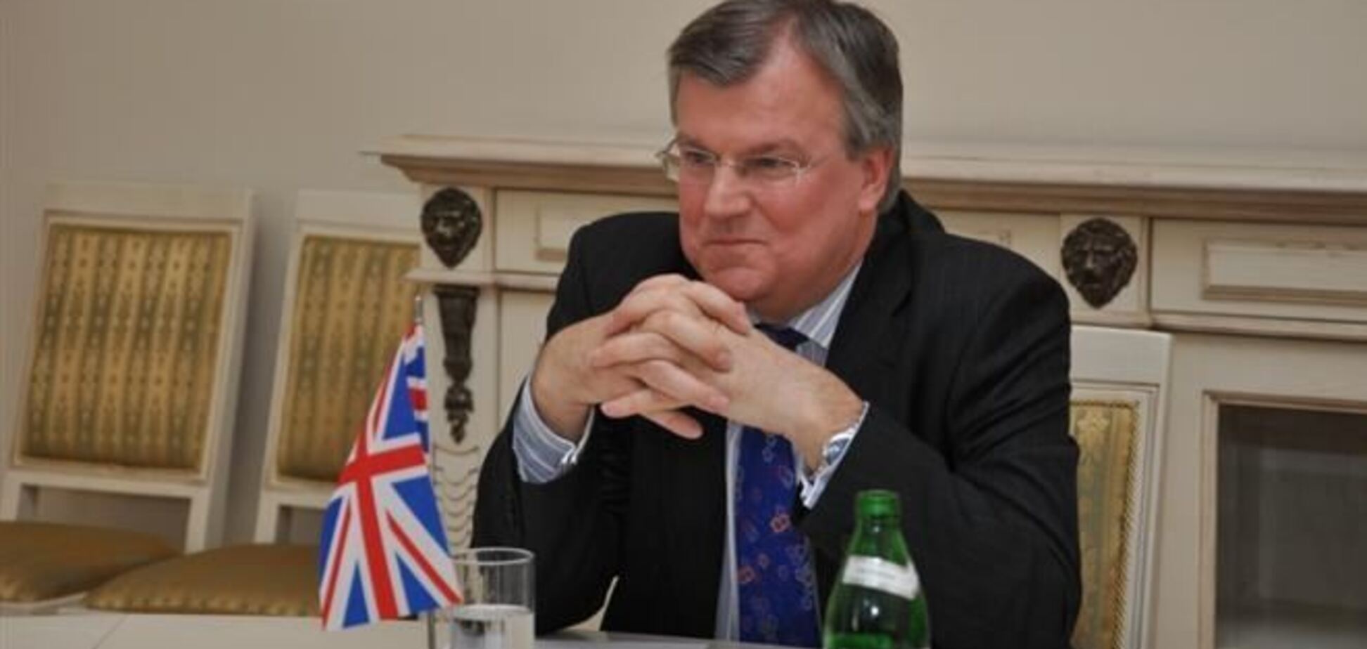 Великобритания обещает принять меры, если Украина не найдет демократический выход из кризиса