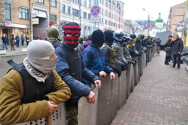 Около 100 человек с битами и щитами пикетируют Подольский суд Киева