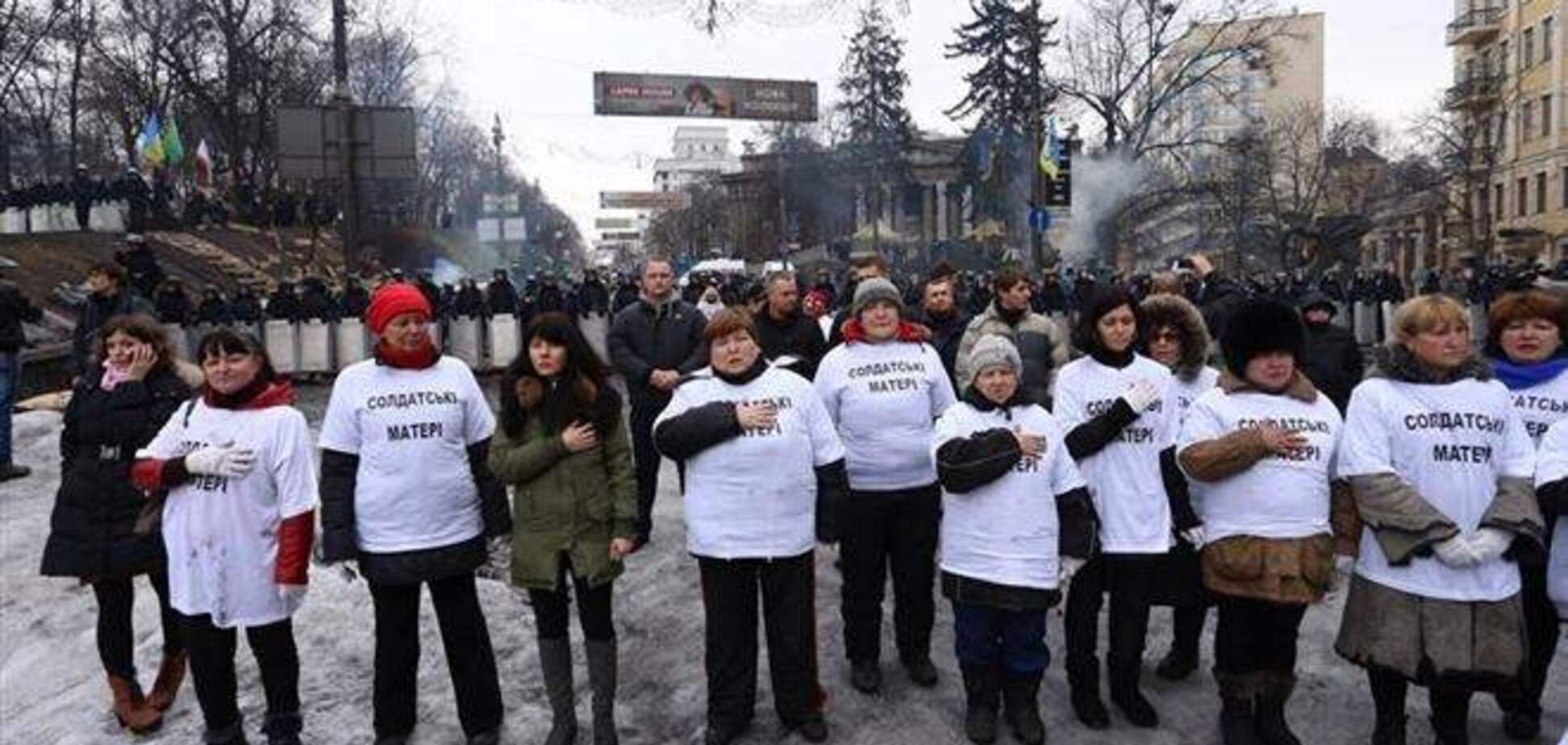 'Солдатские матери' пытались разобрать баррикады на Грушевского