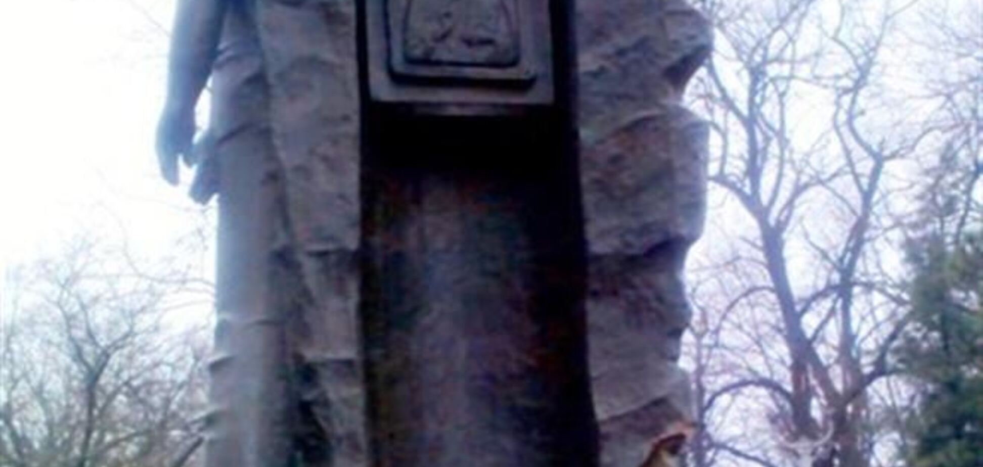 В Одессе вандалы повредили памятник погибшим морякам 