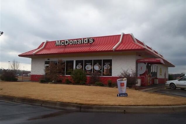 В США девушка стреляла в работника McDonalds из-за гамбургера