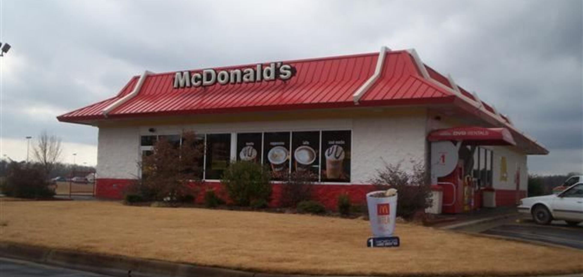 У США дівчина стріляла в працівника McDonalds через гамбургер