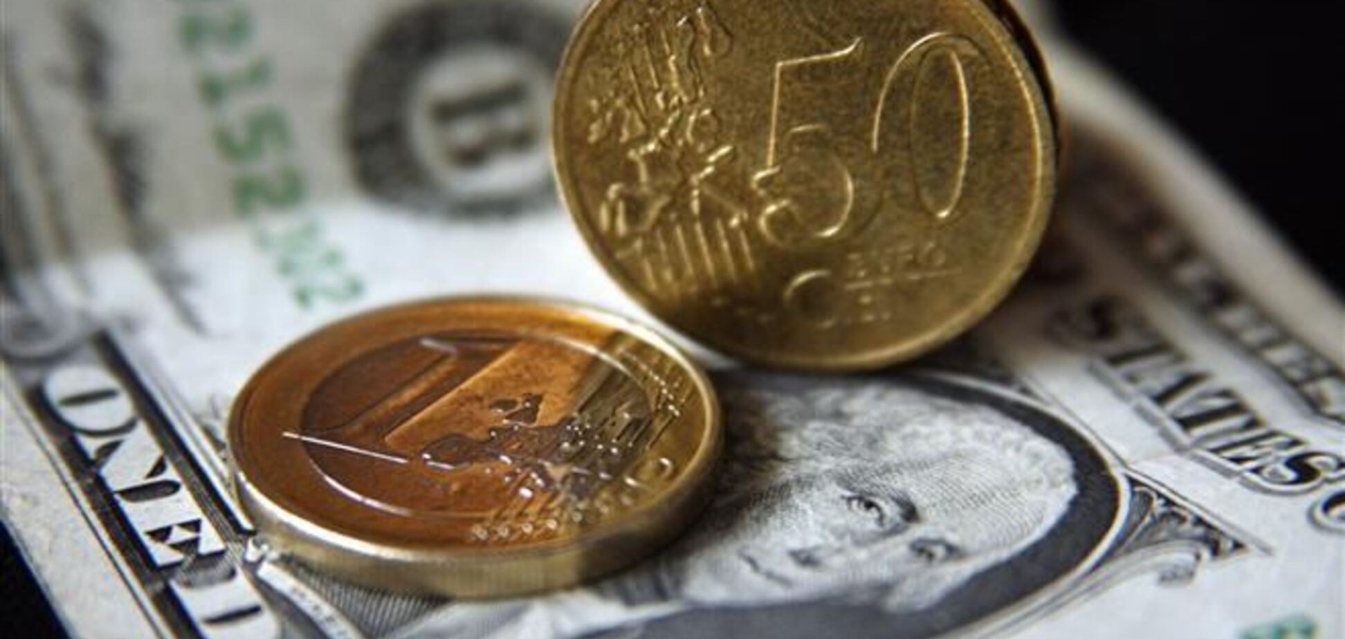 НБУ установил курс гривни к доллару выше чем на межбанке