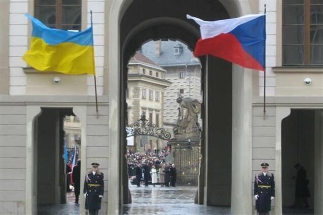 Известные чехи попросили своего президента отменить визит Януковича в Прагу