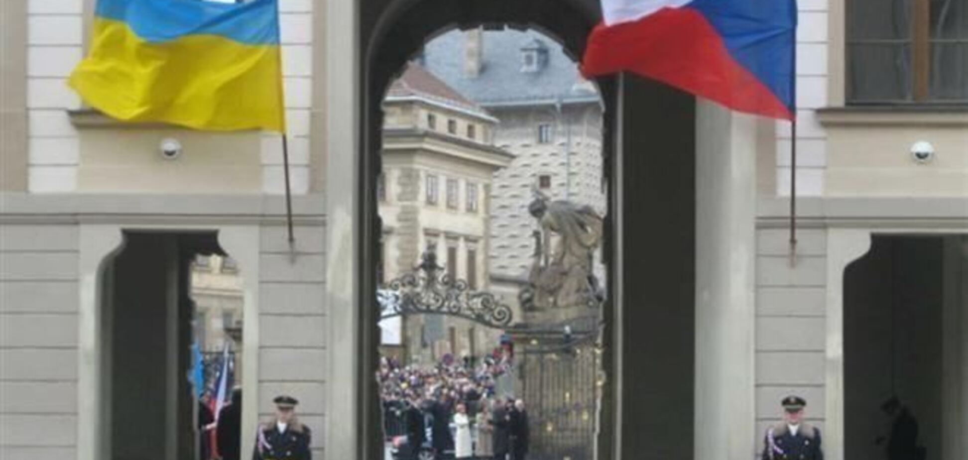 Известные чехи попросили своего президента отменить визит Януковича в Прагу