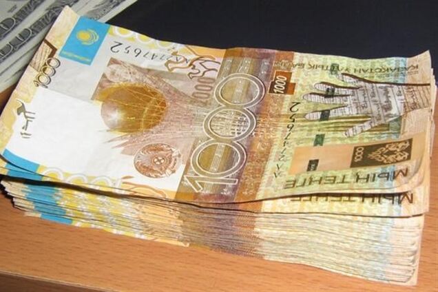 Казахи за день потеряли в банках пятую часть своих сбережений