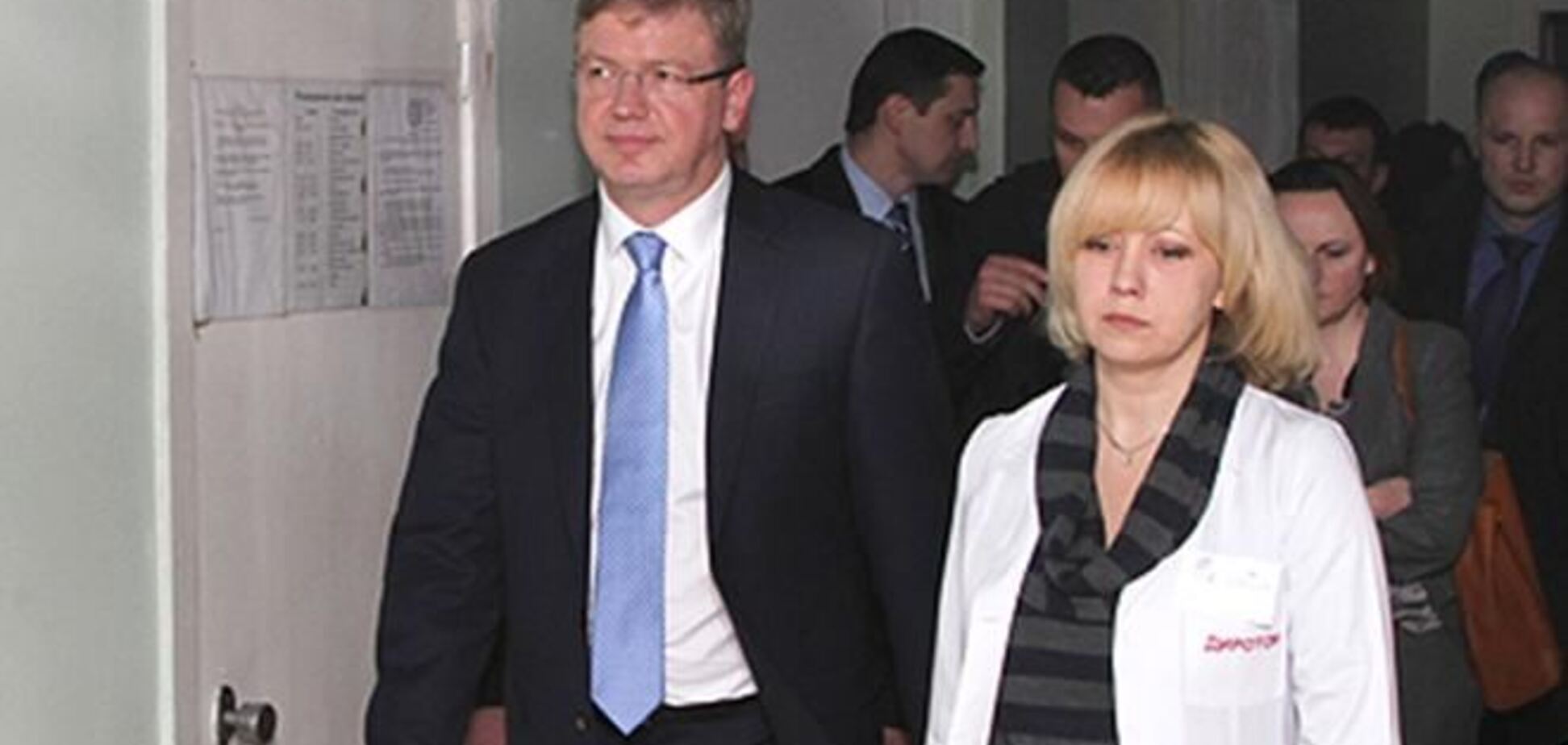 Фюле ознакомился с условиями лечения украинских правоохранителей