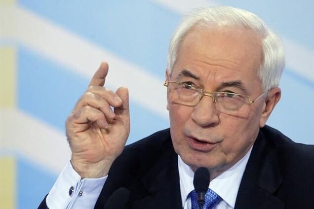 Вернувшийся в Украину Азаров видит угрозу для экономики в политической нестабильности