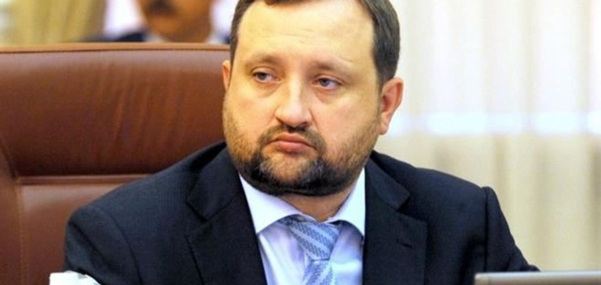 Арбузов призвал население хранить сбережения в гривне