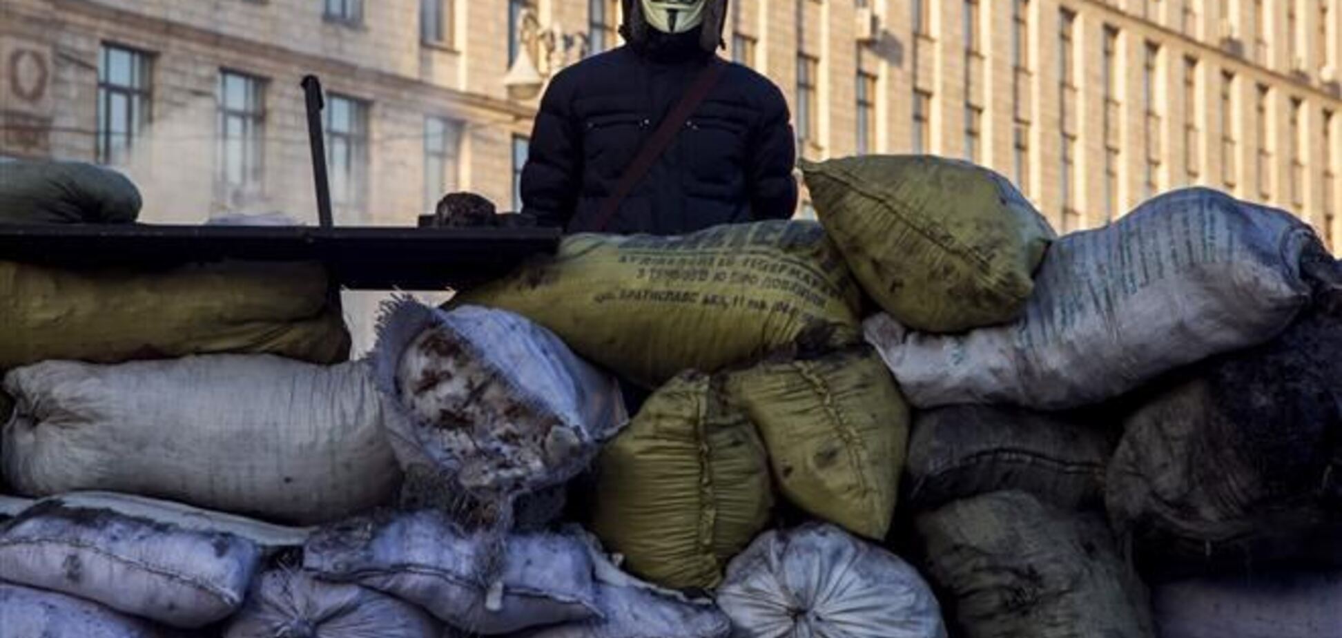 На Майдане проводят замену баррикад