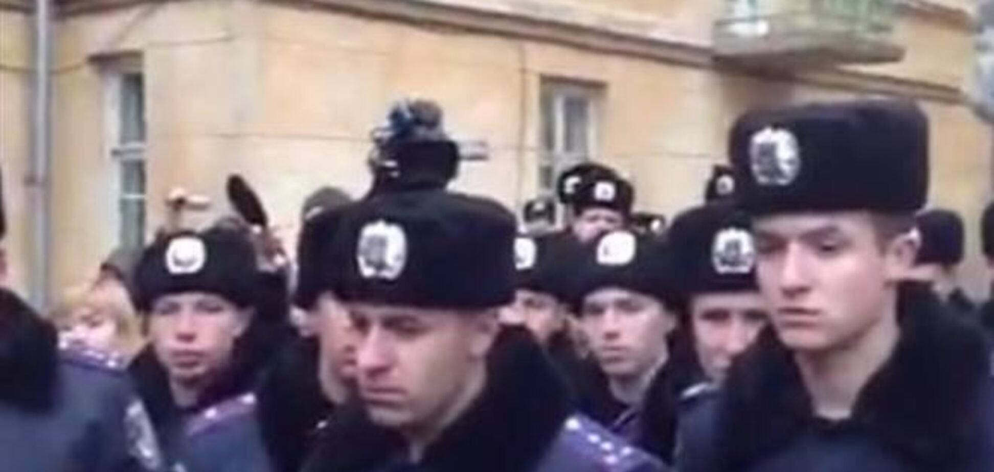 Во Львове 'Правый сектор' заблокировал солдат в военной части