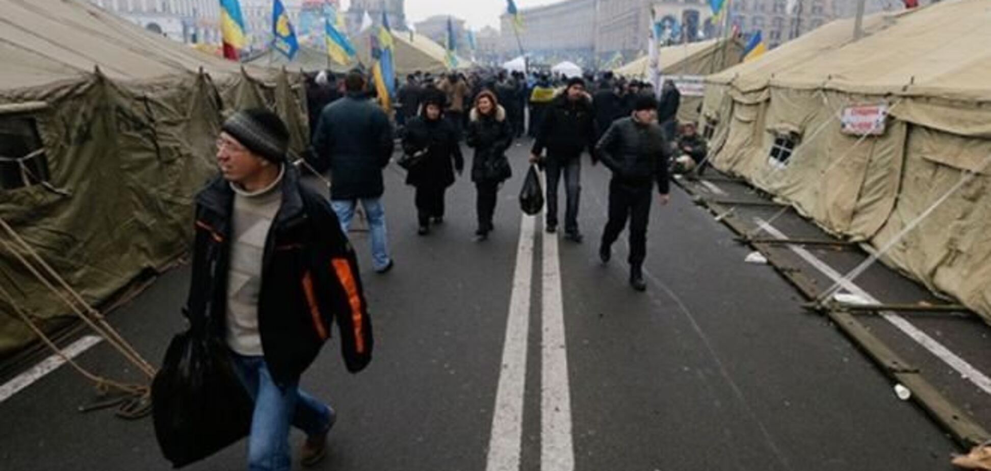 В Ривне неизвестные повредили палатки протестующих