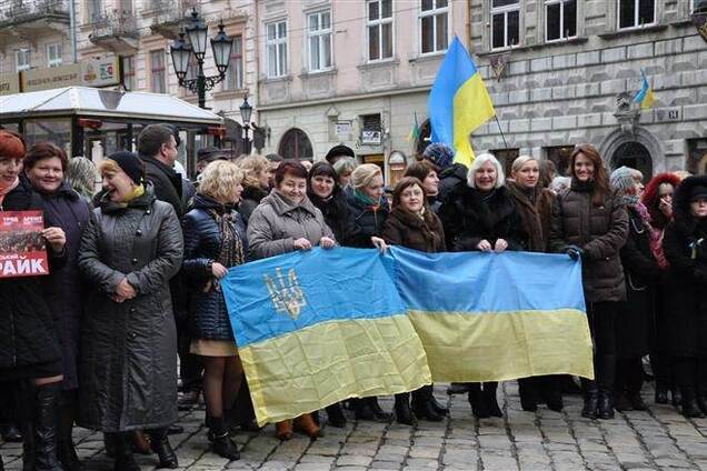 Во Львове работники мэрии спели гимн Украины на центральной площади 