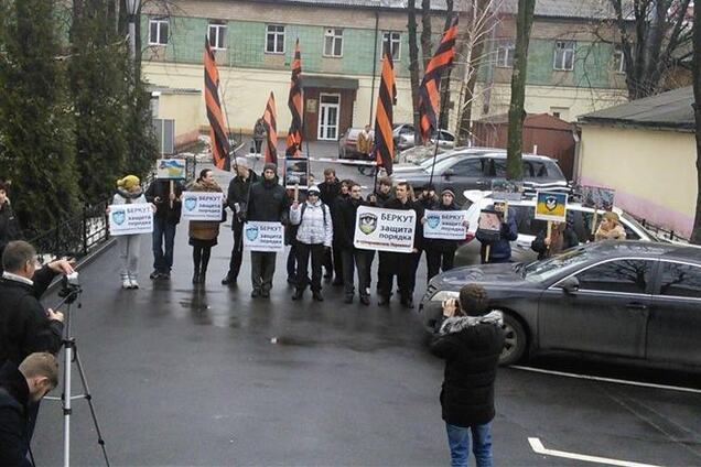 В Киеве 15 человек митингуют в поддержку 'Беркута'