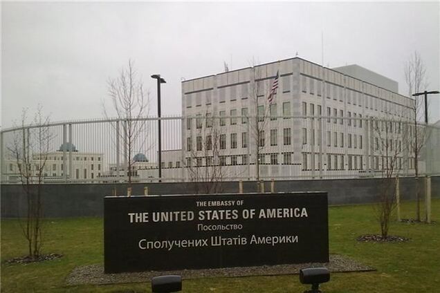 Біля Посольства США у Києві спалили портрет Нуланд