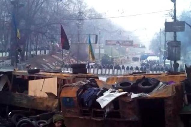 На Грушевского беркутовцы слушают песни про 'повешенных казаков'