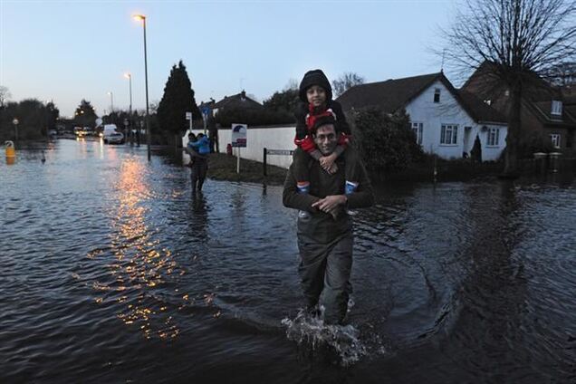 Разрушительный шторм в Британии: появилась первая жертва стихии