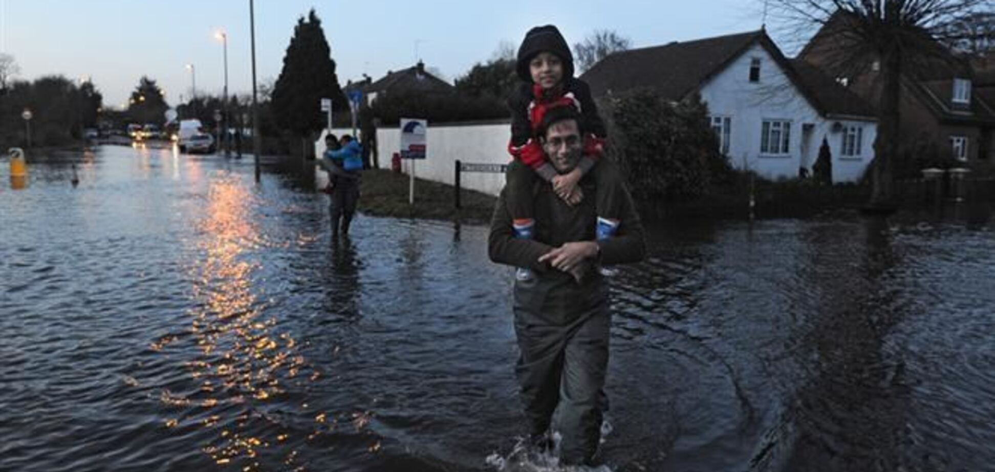 Разрушительный шторм в Британии: появилась первая жертва стихии