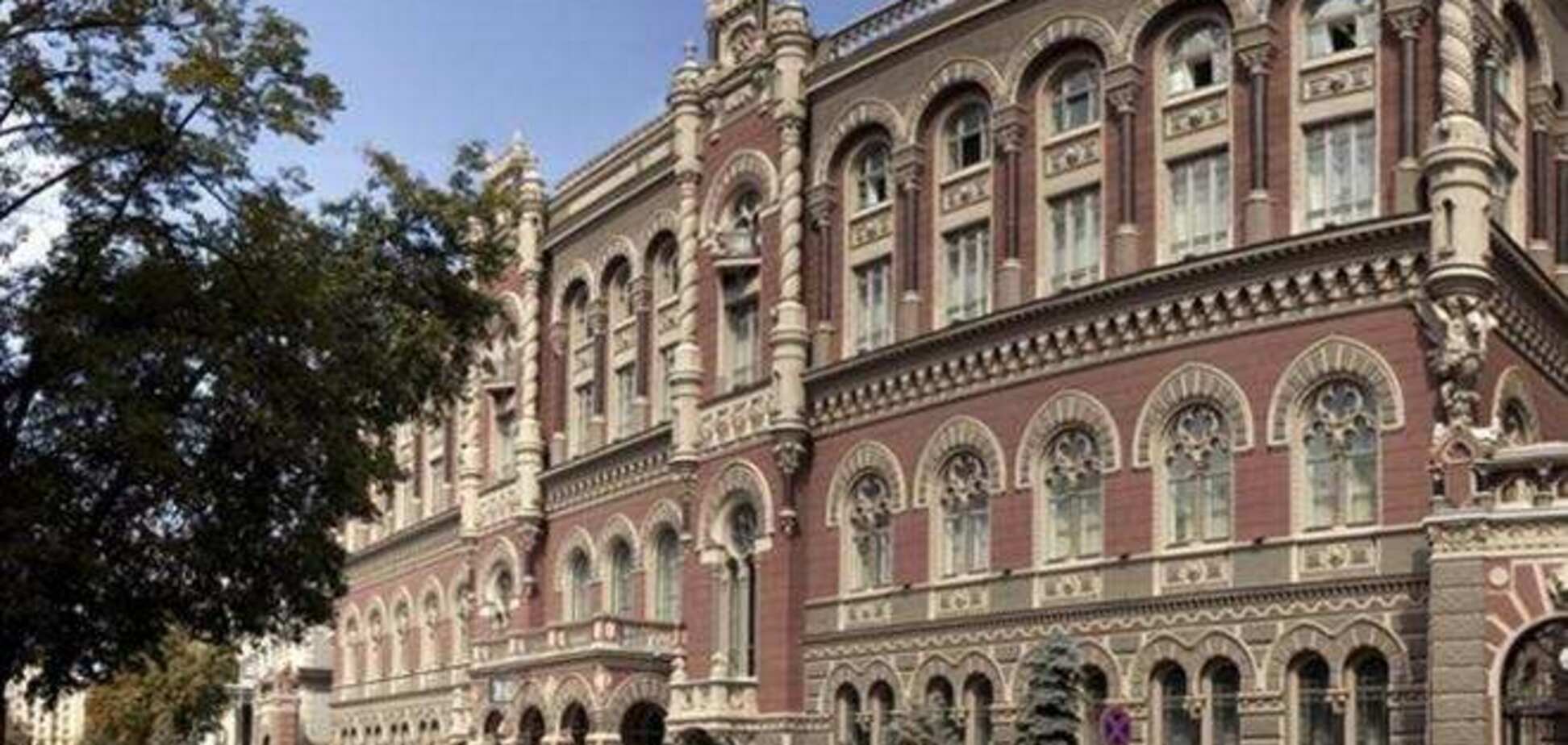 НБУ обещает контролировать курс гривни и подстраховывать банки