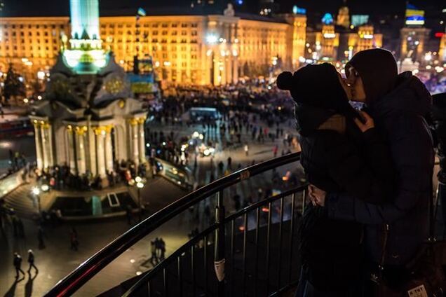 Любовь на Майдане: молодежь и пенсионеры находят пару, а киевляне кормят приезжих