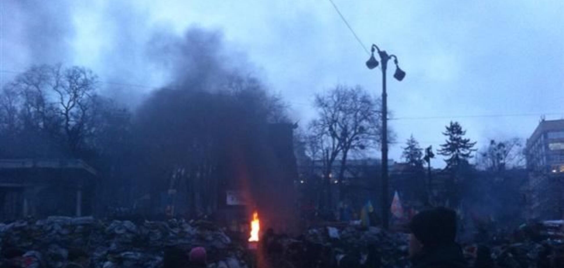 На Грушевского заканчивается перемирие: протестующие начали жечь шины