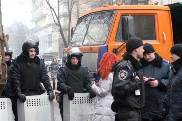 На Грушевского силовики прекратили глушить музыкой трансляцию новостей