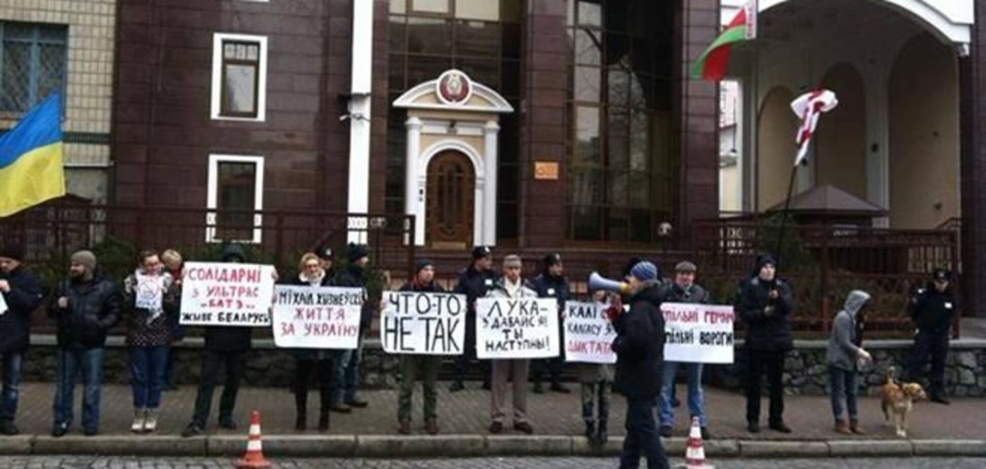 В Киеве посольство Беларуси  пикетируют активисты Майдана