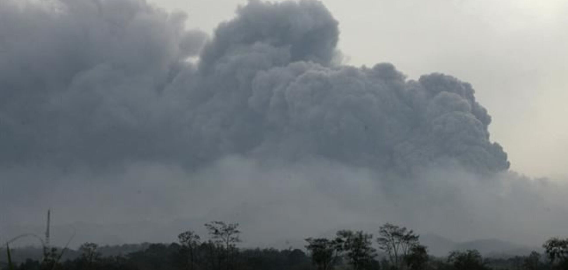 На острові Ява троє людей загинули через виверження вулкана