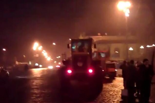 Активисты заблокировали работу экскаваторов на Грушевского: техника уехала