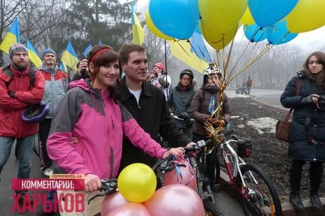 В Харькове активисты Евромайдана отметили свадьбу велопробегом