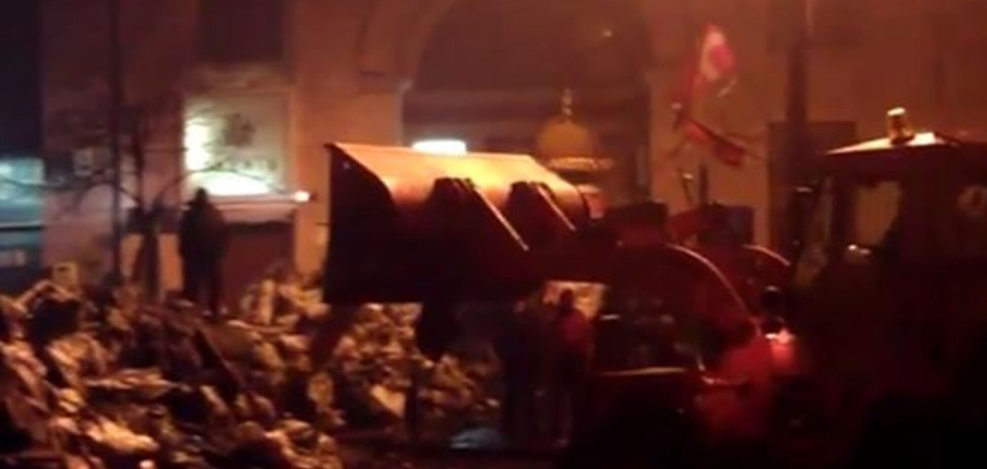 К баррикадам на Грушевского приехали два экскаватора